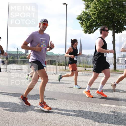 29.06.2025 - hella hamburg halbmarathon Lena Gebhardt http://msf.ph/oto/8368827 29.06.2025 10:02:04 Lombardsbrücke 14677, 14660, 127, 164, 1184, 1329, 1364, 1432, 1453, 1464, 1653, 1729, 1881, 1940, 2142, 2322, 2323, 2591, 2806, 2957, 3039, 3169, 4286, 4328, 4663, 4985, 5602, 5603, 5742, 5763, 6166, 6295, 6322, 6327, 6438, 6595, 7031, 7189, 7223, 7243, 8578, 8926, 9020, 9021, 9156, 9230, 9353, 9741, 9928, 10177, 10866, 10882, 10915, 11554, 11871, 11938, 12315, 12316, 12491, 14471, 14660, 14677, 16420 meine-sportfotos.de