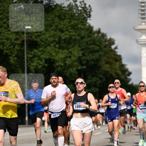 29.06.2025 - hella hamburg halbmarathon Dr. Thomas Lammeyer http://msf.ph/oto/8368882 29.06.2025 09:57:20 Kennedybrücke 1466, 2234, 2270, 2516, 2890, 2937, 3004, 3186, 3414, 3852, 4140, 4235, 4247, 4310, 4553, 4949, 5022, 5115, 5362, 5460, 5528, 5532, 5650, 6071, 6203, 6282, 6375, 6388, 6460, 6575, 6903, 7167, 7385, 7448, 7480, 7734, 8023, 9030, 9043, 9126, 9200, 9303, 9305, 9633, 9723, 9965, 10792, 11077, 11283 meine-sportfotos.de