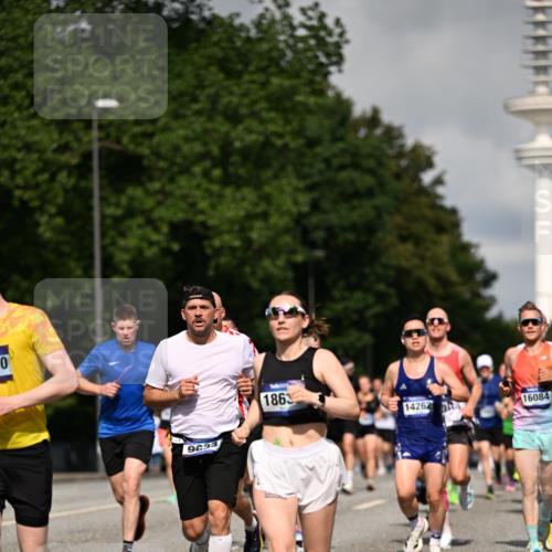 29.06.2025 - hella hamburg halbmarathon Dr. Thomas Lammeyer http://msf.ph/oto/8368896 29.06.2025 09:57:20 Kennedybrücke 1466, 2234, 2270, 2516, 2890, 2937, 3004, 3186, 3414, 3852, 4140, 4235, 4247, 4310, 4553, 4949, 5022, 5115, 5362, 5460, 5528, 5532, 5650, 6071, 6203, 6282, 6375, 6388, 6460, 6575, 6903, 7167, 7385, 7448, 7480, 7734, 8023, 9030, 9043, 9126, 9200, 9303, 9305, 9633, 9723, 9965, 10792, 11077, 11283 meine-sportfotos.de