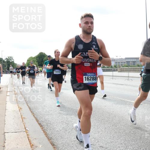29.06.2025 - hella hamburg halbmarathon Lena Gebhardt http://msf.ph/oto/8368941 29.06.2025 10:14:43 Lombardsbrücke 13673, 15048, 16288, 162, 1071, 1379, 1406, 1575, 1728, 2046, 2140, 2494, 2601, 2690, 2990, 3020, 3025, 3154, 3454, 3507, 3509, 3691, 3756, 3834, 3939, 4641, 5191, 5608, 5670, 5800, 5981, 6028, 6083, 6089, 6181, 6248, 6366, 6935, 7195, 7209, 7439, 7442, 7802, 7840, 7991, 8055, 8147, 8239, 8409, 8522, 8563, 8755, 8854, 8892, 9173, 9556, 9663, 9709, 9911, 10224, 10391, 10610, 10717, 10963, 12467, 13237, 14488, 16126 meine-sportfotos.de