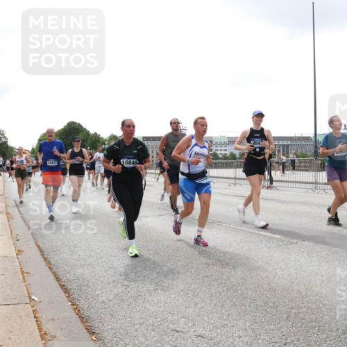 29.06.2025 - hella hamburg halbmarathon Lena Gebhardt http://msf.ph/oto/8369023 29.06.2025 10:39:38 Lombardsbrücke 10849, 12217, 2842, 095, 6321, 1760, 1856, 1883, 2092, 2313, 2574, 2578, 2843, 2893, 2976, 3046, 3275, 3353, 3727, 3882, 3883, 3884, 4298, 4523, 4603, 4609, 4659, 4752, 4855, 4882, 5045, 5701, 6321, 6342, 6343, 6427, 6428, 6719, 6726, 6739, 6748, 7045, 7053, 7125, 7199, 7341, 7429, 7501, 7506, 7524, 7684, 8107, 8203, 8243, 8612, 8995, 9393, 9420, 9446, 9569, 9698, 9747, 9777, 10001, 10441, 10512, 10516 meine-sportfotos.de