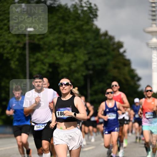29.06.2025 - hella hamburg halbmarathon Dr. Thomas Lammeyer http://msf.ph/oto/8369038 29.06.2025 09:57:20 Kennedybrücke 1466, 2234, 2270, 2516, 2890, 2937, 3004, 3186, 3414, 3852, 4140, 4235, 4247, 4310, 4553, 4949, 5022, 5115, 5362, 5460, 5528, 5532, 5650, 6071, 6203, 6282, 6375, 6388, 6460, 6575, 6903, 7167, 7385, 7448, 7480, 7734, 8023, 9030, 9043, 9126, 9200, 9303, 9305, 9633, 9723, 9965, 10792, 11077, 11283 meine-sportfotos.de