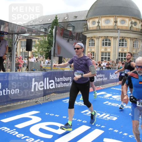 29.06.2025 - hella hamburg halbmarathon Michael Strokosch http://msf.ph/oto/8369059 29.06.2025 10:57:53 Ziel 1972, 2034, 2806, 2883, 5391, 7138, 7269, 7833, 9820, 10599, 10703, 12440, 12523, 13376, 14737, 16517, 17201, 17543, 18492, 18727 meine-sportfotos.de