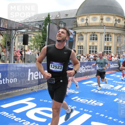 29.06.2025 - hella hamburg halbmarathon Michael Strokosch http://msf.ph/oto/8369167 29.06.2025 10:57:55 Ziel 2034, 2806, 2883, 3575, 5391, 7138, 7159, 7269, 9820, 10599, 10703, 11394, 12523, 13376, 14737, 14881, 15349, 16517, 17543, 18492 meine-sportfotos.de