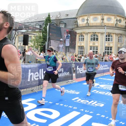 29.06.2025 - hella hamburg halbmarathon Michael Strokosch http://msf.ph/oto/8369221 29.06.2025 10:57:55 Ziel 2034, 2806, 2883, 3575, 5391, 7138, 7159, 7269, 9820, 10599, 10703, 11394, 12523, 13376, 14737, 14881, 15349, 16517, 17543, 18492 meine-sportfotos.de