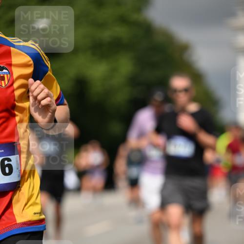 29.06.2025 - hella hamburg halbmarathon Dr. Thomas Lammeyer http://msf.ph/oto/8369298 29.06.2025 10:19:39 Kennedybrücke 1440, 1890, 2110, 2140, 2494, 2720, 2989, 3167, 3417, 4007, 4466, 5069, 5423, 6376, 6576, 7897, 7941, 7942, 8885, 9113, 9192, 9556, 9657, 9847, 10108, 10608, 10963 meine-sportfotos.de