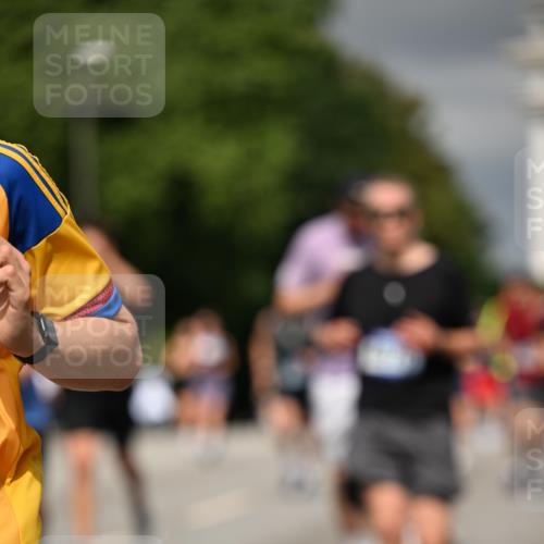 29.06.2025 - hella hamburg halbmarathon Dr. Thomas Lammeyer http://msf.ph/oto/8369321 29.06.2025 10:19:39 Kennedybrücke 1440, 1890, 2110, 2140, 2494, 2720, 2989, 3167, 3417, 4007, 4466, 5069, 5423, 6376, 6576, 7897, 7941, 7942, 8885, 9113, 9192, 9556, 9657, 9847, 10108, 10608, 10963 meine-sportfotos.de