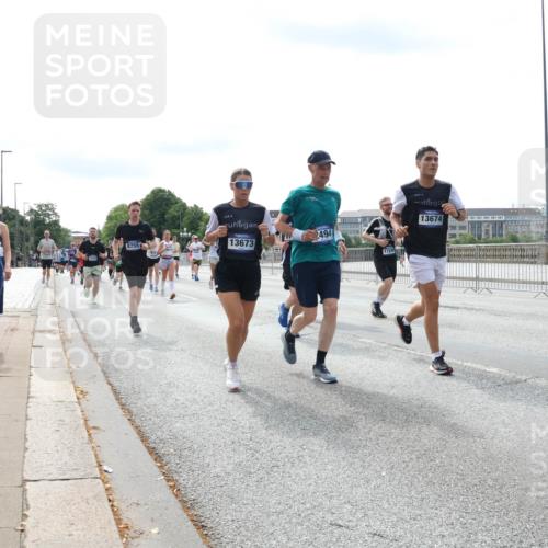 29.06.2025 - hella hamburg halbmarathon Lena Gebhardt http://msf.ph/oto/8369322 29.06.2025 10:14:45 Lombardsbrücke 8755, 13673, 494, 1729, 13674, 1071, 1379, 1406, 1575, 1728, 2046, 2140, 2494, 2601, 2690, 2990, 3020, 3025, 3154, 3454, 3507, 3509, 3691, 3756, 3834, 3844, 4641, 5191, 5608, 5670, 5800, 5981, 6028, 6083, 6089, 6181, 6248, 6366, 6935, 7195, 7209, 7439, 7802, 7840, 8055, 8147, 8239, 8275, 8409, 8522, 8563, 8755, 8854, 8892, 9113, 9173, 9556, 9663, 9709, 9911, 10224, 10391, 10589, 10610, 10717, 10963, 11271, 12467, 13237, 14488, 16126 meine-sportfotos.de