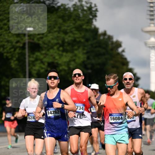 29.06.2025 - hella hamburg halbmarathon Dr. Thomas Lammeyer http://msf.ph/oto/8369372 29.06.2025 09:57:22 Kennedybrücke 1466, 2270, 2516, 2890, 2937, 3004, 3186, 3414, 3852, 4140, 4235, 4247, 4949, 5115, 5362, 5460, 5528, 5532, 5650, 6071, 6203, 6282, 6388, 6460, 6575, 6903, 7167, 7385, 7448, 7480, 7734, 8023, 9030, 9043, 9126, 9200, 9303, 9305, 9633, 9723, 9965, 10792, 11077, 11283 meine-sportfotos.de