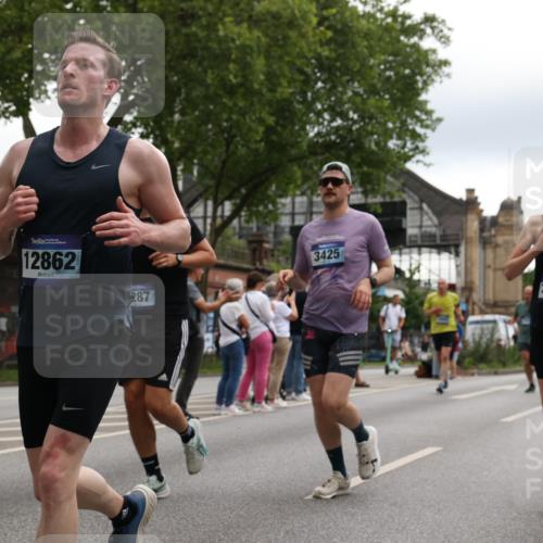 29.06.2025 - hella hamburg halbmarathon Yannick Fuchs http://msf.ph/oto/8369395 29.06.2025 10:53:32 20KM 2348, 2780, 3114, 3279, 3425, 4238, 4379, 4796, 4986, 5885, 6087, 6220, 6438, 7287, 7824, 8030, 8326, 8481, 8807, 9985, 10488, 10587, 10896, 11018, 11114, 11158, 11159, 11250, 11757, 11935, 11938, 12206, 12261, 12564, 12736, 12779, 12862, 13706, 13761, 14567, 14732, 14902, 14928, 14965, 15785, 15914, 16227, 16530, 16754, 16910, 16915, 16980, 17176, 17304, 17503, 18467, 18485, 18716, 18855, 19015, 19160 meine-sportfotos.de