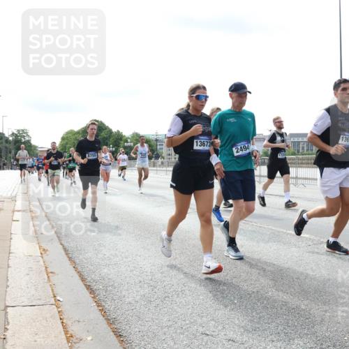29.06.2025 - hella hamburg halbmarathon Lena Gebhardt http://msf.ph/oto/8369401 29.06.2025 10:14:45 Lombardsbrücke 8755, 13673, 2494, 13674, 1071, 1379, 1406, 1575, 1728, 2046, 2140, 2494, 2601, 2690, 2990, 3020, 3025, 3154, 3454, 3507, 3509, 3691, 3756, 3834, 3844, 4641, 5191, 5608, 5670, 5800, 5981, 6028, 6083, 6089, 6181, 6248, 6366, 6935, 7195, 7209, 7439, 7802, 7840, 8055, 8147, 8239, 8275, 8409, 8522, 8563, 8755, 8854, 8892, 9113, 9173, 9556, 9663, 9709, 9911, 10224, 10391, 10589, 10610, 10717, 10963, 11271, 12467, 13237, 14488, 16126 meine-sportfotos.de