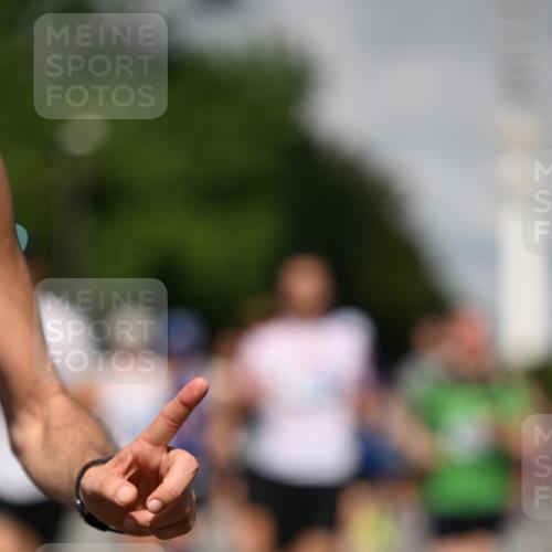29.06.2025 - hella hamburg halbmarathon Dr. Thomas Lammeyer http://msf.ph/oto/8369460 29.06.2025 09:57:26 Kennedybrücke 1466, 1902, 2270, 2516, 2890, 2937, 3004, 3186, 3414, 3852, 4140, 4235, 4247, 4949, 5115, 5362, 5460, 5528, 5532, 5650, 6071, 6282, 6388, 6575, 6903, 7167, 7385, 7480, 7734, 8023, 8269, 9030, 9043, 9126, 9200, 9633, 9723, 9965, 10792, 11077, 11283 meine-sportfotos.de