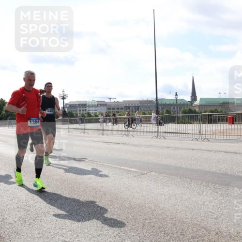 29.06.2025 - hella hamburg halbmarathon Lena Gebhardt http://msf.ph/oto/8369482 29.06.2025 10:02:05 Lombardsbrücke 16614, 223, 1364, 16420, 1184, 1329, 1364, 1432, 1453, 1464, 1653, 1729, 1881, 1940, 2142, 2322, 2323, 2806, 2957, 3039, 3169, 4286, 4328, 4663, 4985, 5602, 5603, 5742, 5763, 6166, 6295, 6322, 6327, 6438, 6595, 7031, 7189, 7223, 7243, 8578, 8926, 9020, 9021, 9156, 9230, 9353, 9741, 9928, 10177, 10866, 10882, 10915, 11554, 11871, 11938, 12315, 12316, 12491, 14471, 14660, 14677, 16420 meine-sportfotos.de