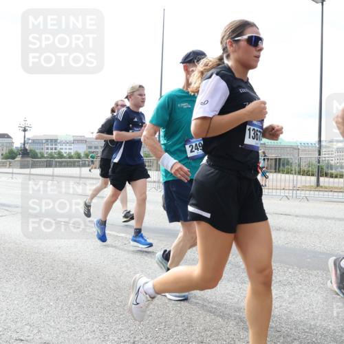 29.06.2025 - hella hamburg halbmarathon Lena Gebhardt http://msf.ph/oto/8369491 29.06.2025 10:14:46 Lombardsbrücke 8755, 249, 1367, 136, 1071, 1379, 1406, 1575, 1728, 2046, 2140, 2494, 2601, 2690, 2990, 3020, 3025, 3154, 3454, 3507, 3509, 3691, 3756, 3834, 3844, 4641, 5191, 5608, 5670, 5800, 5981, 6028, 6083, 6089, 6181, 6248, 6366, 6935, 7195, 7209, 7439, 7802, 7840, 8055, 8147, 8239, 8275, 8522, 8563, 8755, 8854, 8892, 9113, 9173, 9556, 9663, 9709, 9911, 10224, 10391, 10589, 10610, 10717, 10963, 11271, 12467, 13237, 14488, 16126 meine-sportfotos.de
