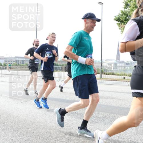 29.06.2025 - hella hamburg halbmarathon Lena Gebhardt http://msf.ph/oto/8369516 29.06.2025 10:14:46 Lombardsbrücke 8055, 1745, 9709, 7811, 13673, 1071, 1379, 1406, 1575, 1728, 2046, 2140, 2494, 2601, 2690, 2990, 3020, 3025, 3154, 3454, 3507, 3509, 3691, 3756, 3834, 3844, 4641, 5191, 5608, 5670, 5800, 5981, 6028, 6083, 6089, 6181, 6248, 6366, 6935, 7195, 7209, 7439, 7802, 7840, 8055, 8147, 8239, 8275, 8522, 8563, 8755, 8854, 8892, 9113, 9173, 9556, 9663, 9709, 9911, 10224, 10391, 10589, 10610, 10717, 10963, 11271, 12467, 13237, 14488, 16126 meine-sportfotos.de