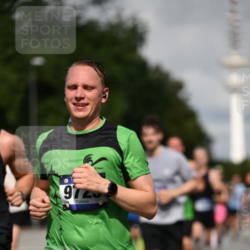 29.06.2025 - hella hamburg halbmarathon Dr. Thomas Lammeyer http://msf.ph/oto/8369569 29.06.2025 09:57:28 Kennedybrücke 1424, 1466, 1902, 2270, 2516, 2890, 2937, 3004, 3414, 3852, 4140, 4235, 4237, 4247, 4949, 5115, 5362, 5460, 5528, 5532, 5650, 6282, 6388, 6575, 6903, 7167, 7385, 7480, 7734, 8023, 8269, 8928, 9030, 9043, 9105, 9126, 9200, 9633, 9723, 9965, 10792, 11077, 11283 meine-sportfotos.de