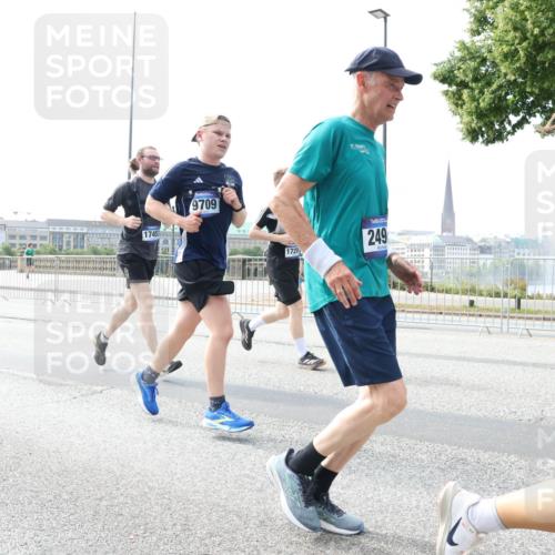 29.06.2025 - hella hamburg halbmarathon Lena Gebhardt http://msf.ph/oto/8369575 29.06.2025 10:14:46 Lombardsbrücke 8055, 1745, 9709, 21, 1729, 249, 1071, 1379, 1406, 1575, 1728, 2046, 2140, 2494, 2601, 2690, 2990, 3020, 3025, 3154, 3454, 3507, 3509, 3691, 3756, 3834, 3844, 4641, 5191, 5608, 5670, 5800, 5981, 6028, 6083, 6089, 6181, 6248, 6366, 6935, 7195, 7209, 7439, 7802, 7840, 8055, 8147, 8239, 8275, 8522, 8563, 8755, 8854, 8892, 9113, 9173, 9556, 9663, 9709, 9911, 10224, 10391, 10589, 10610, 10717, 10963, 11271, 12467, 13237, 14488, 16126 meine-sportfotos.de