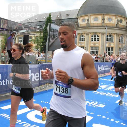29.06.2025 - hella hamburg halbmarathon Michael Strokosch http://msf.ph/oto/8369580 29.06.2025 10:58:00 Ziel 1200, 2025, 2883, 3093, 3575, 4579, 6531, 7138, 7159, 7189, 8089, 9820, 11394, 12378, 13376, 13465, 14881, 15090, 15349, 15527, 17543, 18762 meine-sportfotos.de