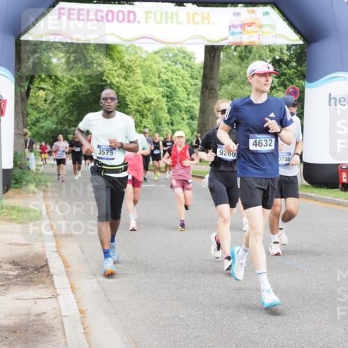 29.06.2025 - hella hamburg halbmarathon MichiJ http://msf.ph/oto/8369625 29.06.2025 10:44:25 Zwischen KM18-KM19 2652, 2656, 3575, 4632, 5391, 6892, 7159, 9316, 10788, 11645, 15220, 15664, 16418, 16531, 16634, 16909, 17405, 17848, 18180 meine-sportfotos.de