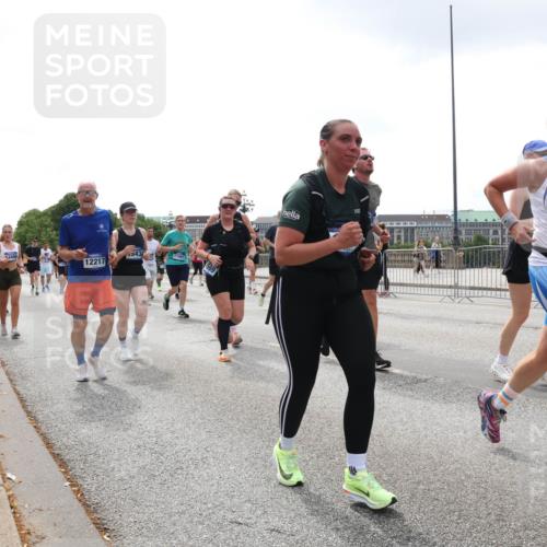 29.06.2025 - hella hamburg halbmarathon Lena Gebhardt http://msf.ph/oto/8369627 29.06.2025 10:39:39 Lombardsbrücke 13495, 543, 11461, 12217, 1586, 1760, 1856, 1883, 1899, 2092, 2313, 2578, 2843, 2893, 2976, 3046, 3275, 3353, 3727, 3882, 3883, 3884, 4298, 4523, 4603, 4609, 4659, 4752, 4855, 4882, 5045, 5654, 5701, 6321, 6342, 6343, 6427, 6428, 6698, 6719, 6726, 6739, 6748, 7045, 7053, 7125, 7199, 7341, 7429, 7501, 7506, 7524, 7684, 8107, 8203, 8243, 8612, 8995, 9393, 9420, 9446, 9569, 9698, 9747, 9777, 10001, 10441, 10512, 10516 meine-sportfotos.de