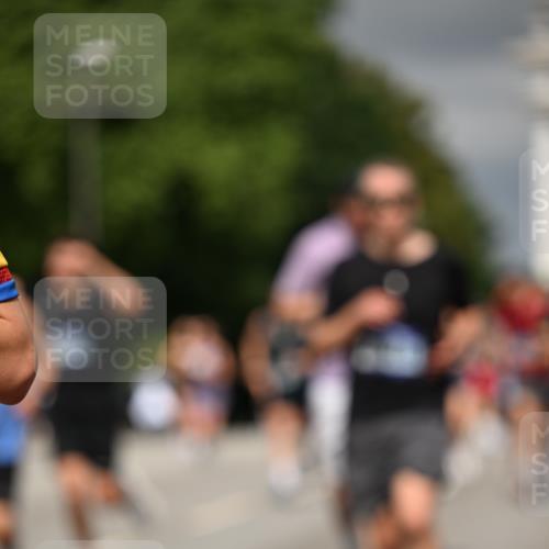 29.06.2025 - hella hamburg halbmarathon Dr. Thomas Lammeyer http://msf.ph/oto/8369773 29.06.2025 10:19:39 Kennedybrücke 1440, 1890, 2110, 2140, 2494, 2720, 2989, 3167, 3417, 4007, 4466, 5069, 5423, 6376, 6576, 7897, 7941, 7942, 8885, 9113, 9192, 9556, 9657, 9847, 10108, 10608, 10963 meine-sportfotos.de