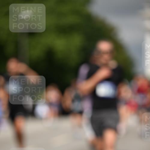 29.06.2025 - hella hamburg halbmarathon Dr. Thomas Lammeyer http://msf.ph/oto/8369788 29.06.2025 10:19:39 Kennedybrücke 1440, 1890, 2110, 2140, 2494, 2720, 2989, 3167, 3417, 4007, 4466, 5069, 5423, 6376, 6576, 7897, 7941, 7942, 8885, 9113, 9192, 9556, 9657, 9847, 10108, 10608, 10963 meine-sportfotos.de