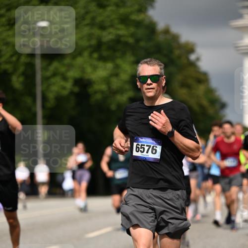 29.06.2025 - hella hamburg halbmarathon Dr. Thomas Lammeyer http://msf.ph/oto/8369802 29.06.2025 10:19:40 Kennedybrücke 1440, 1890, 2076, 2140, 2494, 2720, 2989, 3167, 3417, 4007, 4466, 5069, 5423, 6376, 6576, 7897, 7941, 7942, 8885, 9192, 9556, 9657, 9847, 10108, 10608, 10963 meine-sportfotos.de