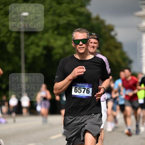 29.06.2025 - hella hamburg halbmarathon Dr. Thomas Lammeyer http://msf.ph/oto/8369825 29.06.2025 10:19:40 Kennedybrücke 1440, 1890, 2076, 2140, 2494, 2720, 2989, 3167, 3417, 4007, 4466, 5069, 5423, 6376, 6576, 7897, 7941, 7942, 8885, 9192, 9556, 9657, 9847, 10108, 10608, 10963 meine-sportfotos.de