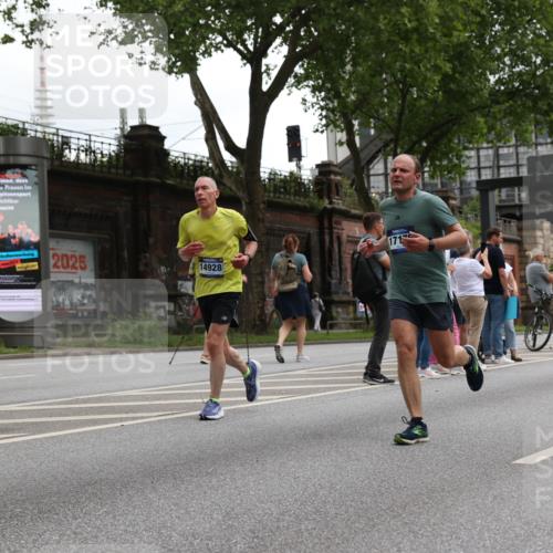 29.06.2025 - hella hamburg halbmarathon Yannick Fuchs http://msf.ph/oto/8369843 29.06.2025 10:53:35 20KM 2780, 3114, 3279, 3425, 4238, 4379, 4796, 4986, 5885, 6087, 6220, 6438, 7287, 7824, 8030, 8326, 8481, 8807, 9985, 10488, 10587, 10896, 11018, 11114, 11158, 11159, 11250, 11757, 11935, 12206, 12261, 12406, 12564, 12736, 12779, 12862, 13706, 13761, 14567, 14732, 14928, 14965, 15525, 15785, 15914, 16227, 16530, 16754, 16915, 16980, 17176, 17304, 17860, 18377, 18467, 18485, 18716, 18855 meine-sportfotos.de