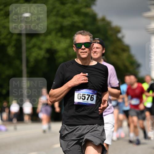 29.06.2025 - hella hamburg halbmarathon Dr. Thomas Lammeyer http://msf.ph/oto/8369847 29.06.2025 10:19:40 Kennedybrücke 1440, 1890, 2076, 2140, 2494, 2720, 2989, 3167, 3417, 4007, 4466, 5069, 5423, 6376, 6576, 7897, 7941, 7942, 8885, 9192, 9556, 9657, 9847, 10108, 10608, 10963 meine-sportfotos.de