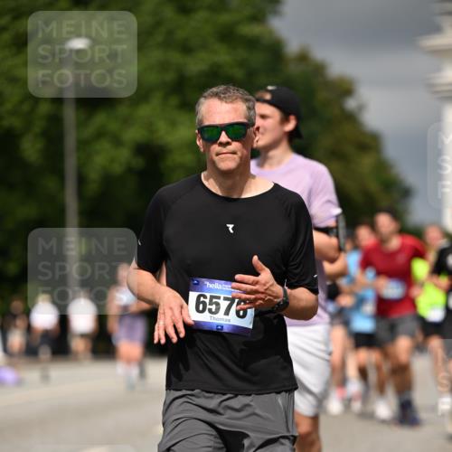 29.06.2025 - hella hamburg halbmarathon Dr. Thomas Lammeyer http://msf.ph/oto/8369878 29.06.2025 10:19:40 Kennedybrücke 1440, 1890, 2076, 2140, 2494, 2720, 2989, 3167, 3417, 4007, 4466, 5069, 5423, 6376, 6576, 7897, 7941, 7942, 8885, 9192, 9556, 9657, 9847, 10108, 10608, 10963 meine-sportfotos.de