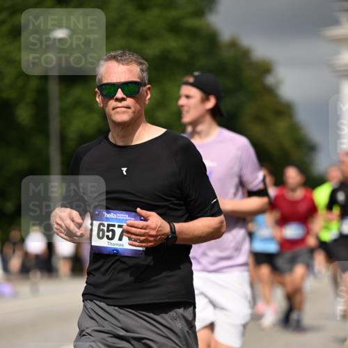29.06.2025 - hella hamburg halbmarathon Dr. Thomas Lammeyer http://msf.ph/oto/8369935 29.06.2025 10:19:40 Kennedybrücke 1440, 1890, 2076, 2140, 2494, 2720, 2989, 3167, 3417, 4007, 4466, 5069, 5423, 6376, 6576, 7897, 7941, 7942, 8885, 9192, 9556, 9657, 9847, 10108, 10608, 10963 meine-sportfotos.de