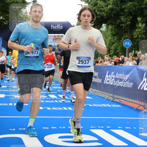 29.06.2025 - hella hamburg halbmarathon Strokosch-Dieckow http://msf.ph/oto/8369941 29.06.2025 10:49:38 Ziel 2504, 2516, 2592, 2596, 2706, 2889, 2937, 3060, 3543, 5705, 5894, 5978, 6115, 6125, 7332, 9038, 9463, 9551, 9619, 9649, 9723, 9924, 11340, 11679, 11977, 13159, 13233, 14562, 14794, 15392, 15857, 16114, 16592, 16738, 16843, 16877, 17001, 17282, 17753, 18058, 18451, 18926 meine-sportfotos.de