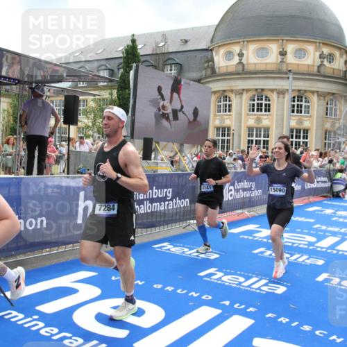 29.06.2025 - hella hamburg halbmarathon Michael Strokosch http://msf.ph/oto/8369944 29.06.2025 10:58:06 Ziel 1200, 1611, 3141, 4319, 4579, 6531, 6892, 8089, 10036, 10408, 11832, 12378, 12773, 13465, 13666, 15090, 15189, 15527, 18762 meine-sportfotos.de