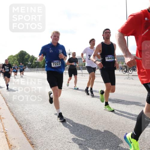 29.06.2025 - hella hamburg halbmarathon Lena Gebhardt http://msf.ph/oto/8369952 29.06.2025 10:02:06 Lombardsbrücke 12837, 16614, 21, 7223, 16420, 1364, 1184, 1254, 1364, 1432, 1453, 1464, 1653, 1729, 1881, 1940, 2142, 2322, 2323, 2806, 2957, 3039, 3169, 4286, 4328, 4985, 5602, 5603, 5742, 5763, 6166, 6295, 6322, 6327, 6438, 6595, 7031, 7189, 7223, 7243, 8578, 8926, 9020, 9021, 9156, 9230, 9353, 9741, 9928, 10177, 10866, 10882, 10915, 11554, 11871, 11938, 12315, 12316, 12491, 14471, 14660, 14677, 16420 meine-sportfotos.de