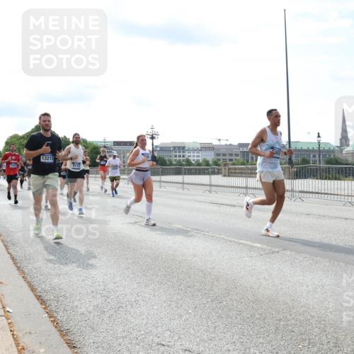 29.06.2025 - hella hamburg halbmarathon Lena Gebhardt http://msf.ph/oto/8370044 29.06.2025 10:14:48 Lombardsbrücke 13212, 9173, 1071, 1379, 1406, 1575, 1728, 2046, 2140, 2494, 2601, 2690, 2990, 3020, 3025, 3154, 3454, 3507, 3509, 3691, 3756, 3834, 3844, 4641, 5191, 5608, 5670, 5800, 5981, 6028, 6083, 6181, 6248, 6366, 6935, 7195, 7209, 7439, 7802, 7840, 8055, 8147, 8239, 8275, 8522, 8563, 8609, 8755, 8854, 9113, 9173, 9556, 9663, 9709, 9911, 10224, 10391, 10589, 10610, 10717, 10963, 11271, 11598, 12467, 13237, 14488, 16126 meine-sportfotos.de