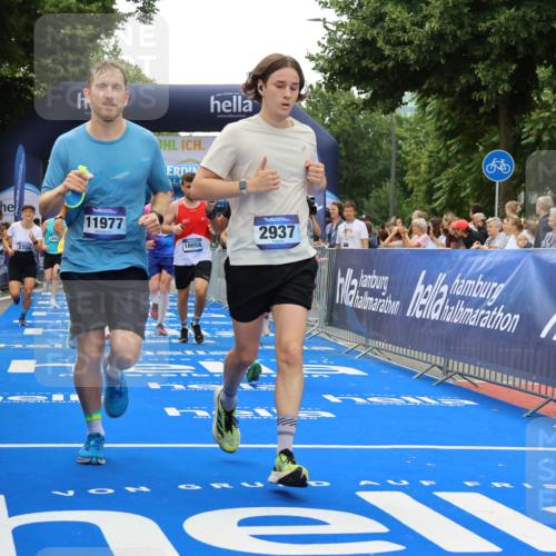 29.06.2025 - hella hamburg halbmarathon Strokosch-Dieckow http://msf.ph/oto/8370152 29.06.2025 10:49:37 Ziel 2504, 2516, 2592, 2596, 2706, 2889, 2937, 3060, 3543, 5705, 5894, 5978, 6115, 7332, 8689, 9038, 9463, 9551, 9619, 9649, 9723, 11340, 11679, 11977, 12094, 13159, 13233, 14562, 14794, 15392, 15857, 16114, 16592, 16738, 16843, 16877, 17001, 17282, 18058, 18451, 18926 meine-sportfotos.de