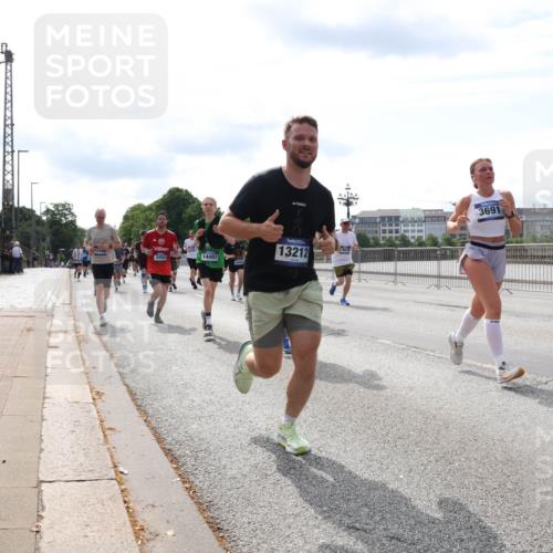 29.06.2025 - hella hamburg halbmarathon Lena Gebhardt http://msf.ph/oto/8370240 29.06.2025 10:14:49 Lombardsbrücke 3454, 14497, 13212, 3691, 1071, 1379, 1406, 1575, 1728, 2046, 2140, 2494, 2601, 2690, 2990, 3020, 3025, 3154, 3454, 3507, 3509, 3691, 3756, 3834, 3844, 4495, 4641, 5191, 5608, 5670, 5800, 5981, 6028, 6083, 6181, 6248, 6366, 6935, 7195, 7439, 7802, 7840, 7881, 8055, 8147, 8239, 8275, 8522, 8563, 8609, 8755, 8854, 9113, 9173, 9556, 9663, 9709, 9911, 10224, 10391, 10589, 10610, 10717, 10963, 11271, 11598, 12467, 13237, 14488, 16126 meine-sportfotos.de