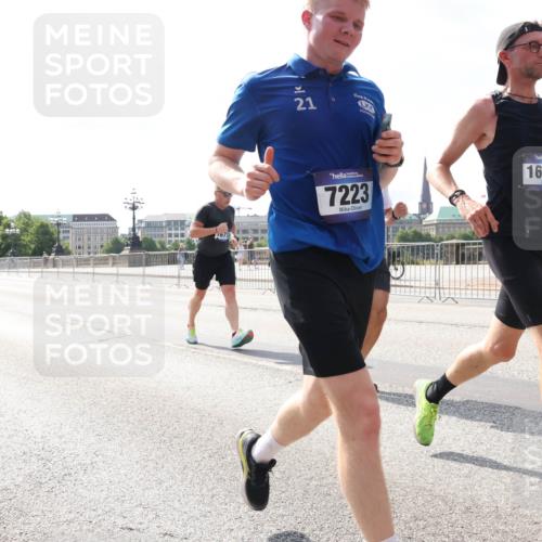 29.06.2025 - hella hamburg halbmarathon Lena Gebhardt http://msf.ph/oto/8370241 29.06.2025 10:02:07 Lombardsbrücke 16614, 4677, 21, 7223, 16420, 1184, 1254, 1364, 1432, 1453, 1464, 1653, 1729, 1881, 1940, 2142, 2322, 2323, 2806, 2957, 3039, 3169, 4286, 4328, 4985, 5602, 5603, 5742, 5763, 6166, 6295, 6322, 6327, 6438, 6595, 7031, 7189, 7223, 7243, 8578, 9020, 9021, 9156, 9230, 9353, 9741, 9928, 10177, 10866, 10882, 10915, 11191, 11554, 11871, 11938, 12315, 12316, 12491, 14471, 14660, 14677, 16420 meine-sportfotos.de