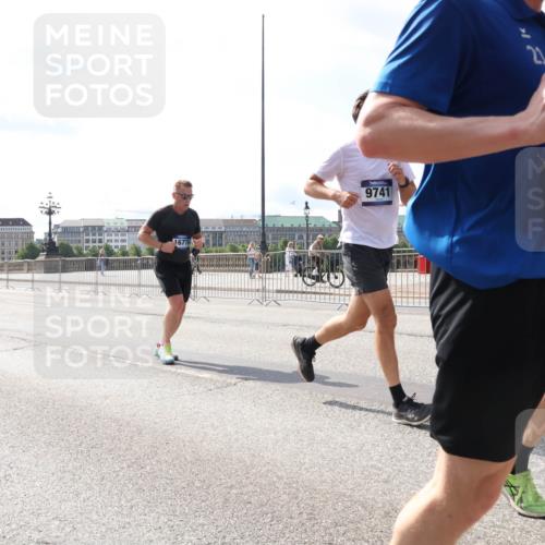 29.06.2025 - hella hamburg halbmarathon Lena Gebhardt http://msf.ph/oto/8370299 29.06.2025 10:02:07 Lombardsbrücke 16770, 9741, 722, 164, 1184, 1254, 1364, 1432, 1453, 1464, 1653, 1729, 1881, 1940, 2142, 2322, 2323, 2806, 2957, 3039, 3169, 4286, 4328, 4985, 5602, 5603, 5742, 5763, 6166, 6295, 6322, 6327, 6438, 6595, 7031, 7189, 7223, 7243, 8578, 9020, 9021, 9156, 9230, 9353, 9741, 9928, 10177, 10866, 10882, 10915, 11191, 11554, 11871, 11938, 12315, 12316, 12491, 14471, 14660, 14677, 16420 meine-sportfotos.de