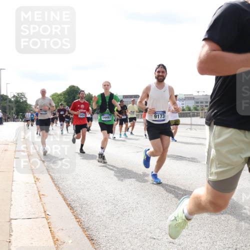 29.06.2025 - hella hamburg halbmarathon Lena Gebhardt http://msf.ph/oto/8370410 29.06.2025 10:14:49 Lombardsbrücke 15700, 3454, 14497, 9173, 187, 13212, 1071, 1379, 1406, 1575, 1728, 2046, 2140, 2494, 2601, 2690, 2990, 3020, 3025, 3154, 3454, 3507, 3509, 3691, 3756, 3834, 3844, 4495, 4641, 5191, 5608, 5670, 5800, 5981, 6028, 6083, 6181, 6248, 6366, 6935, 7195, 7439, 7802, 7840, 7881, 8055, 8147, 8239, 8275, 8522, 8563, 8609, 8755, 8854, 9113, 9173, 9556, 9663, 9709, 9911, 10224, 10391, 10589, 10610, 10717, 10963, 11271, 11598, 12467, 13237, 14488, 16126 meine-sportfotos.de