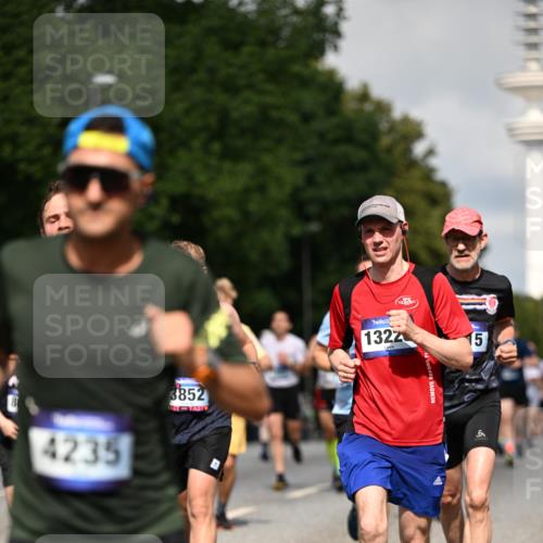 29.06.2025 - hella hamburg halbmarathon Dr. Thomas Lammeyer http://msf.ph/oto/8370430 29.06.2025 09:57:35 Kennedybrücke 1424, 1466, 1902, 2098, 2270, 2516, 2823, 2937, 3414, 3785, 3852, 4140, 4235, 4237, 4247, 4949, 5115, 5362, 5460, 5528, 5532, 5650, 6282, 6388, 6575, 6831, 7167, 7385, 7480, 7734, 8023, 8269, 8928, 9030, 9043, 9105, 9200, 9482, 9723, 9965, 10792, 11077 meine-sportfotos.de