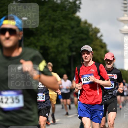 29.06.2025 - hella hamburg halbmarathon Dr. Thomas Lammeyer http://msf.ph/oto/8370437 29.06.2025 09:57:35 Kennedybrücke 1424, 1466, 1902, 2098, 2270, 2516, 2823, 2937, 3414, 3785, 3852, 4140, 4235, 4237, 4247, 4949, 5115, 5362, 5460, 5528, 5532, 5650, 6282, 6388, 6575, 6831, 7167, 7385, 7480, 7734, 8023, 8269, 8928, 9030, 9043, 9105, 9200, 9482, 9723, 9965, 10792, 11077 meine-sportfotos.de