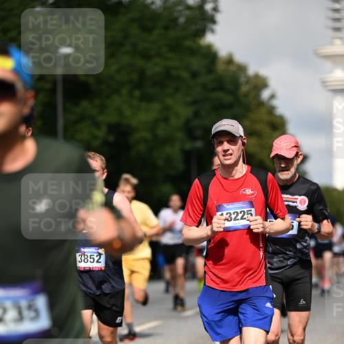 29.06.2025 - hella hamburg halbmarathon Dr. Thomas Lammeyer http://msf.ph/oto/8370445 29.06.2025 09:57:35 Kennedybrücke 1424, 1466, 1902, 2098, 2270, 2516, 2823, 2937, 3414, 3785, 3852, 4140, 4235, 4237, 4247, 4949, 5115, 5362, 5460, 5528, 5532, 5650, 6282, 6388, 6575, 6831, 7167, 7385, 7480, 7734, 8023, 8269, 8928, 9030, 9043, 9105, 9200, 9482, 9723, 9965, 10792, 11077 meine-sportfotos.de