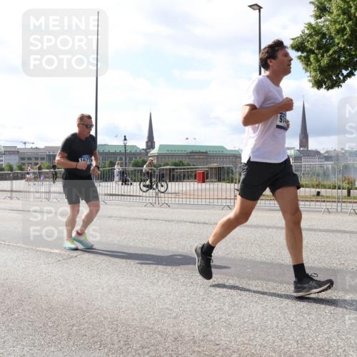 29.06.2025 - hella hamburg halbmarathon Lena Gebhardt http://msf.ph/oto/8370484 29.06.2025 10:02:08 Lombardsbrücke 1677, 974, 1128, 1184, 1254, 1364, 1432, 1453, 1464, 1653, 1729, 1881, 1940, 2142, 2322, 2323, 2806, 2957, 3039, 3169, 4286, 4328, 4985, 5602, 5603, 5742, 5763, 6166, 6295, 6322, 6327, 6438, 6595, 6708, 7031, 7189, 7223, 7243, 7323, 8578, 9020, 9021, 9156, 9230, 9353, 9741, 9928, 10177, 10866, 10882, 11191, 11554, 11871, 11938, 12315, 12316, 12491, 14471, 14660, 14677, 16420 meine-sportfotos.de