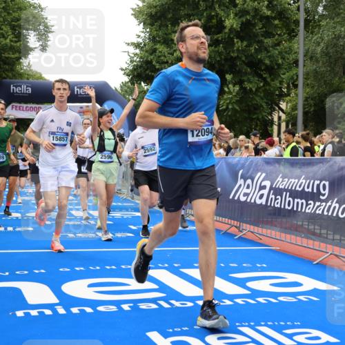 29.06.2025 - hella hamburg halbmarathon Strokosch-Dieckow http://msf.ph/oto/8370494 29.06.2025 10:49:31 Ziel 1342, 1476, 2504, 2516, 2592, 2596, 2878, 2889, 2937, 5705, 5978, 8437, 8689, 8813, 9038, 9463, 9649, 11339, 11340, 11679, 11779, 11977, 12094, 12670, 13233, 13269, 14562, 14838, 15392, 15784, 15857, 15894, 15966, 16114, 16592, 16738, 16891, 17001, 18476, 18887, 18960 meine-sportfotos.de