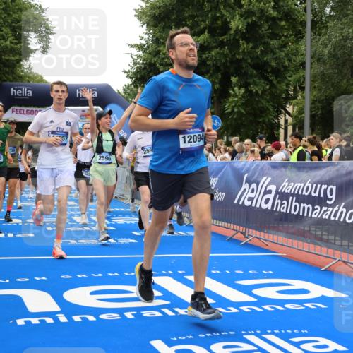 29.06.2025 - hella hamburg halbmarathon Strokosch-Dieckow http://msf.ph/oto/8370516 29.06.2025 10:49:31 Ziel 1342, 1476, 2504, 2516, 2592, 2596, 2878, 2889, 2937, 5705, 5978, 8437, 8689, 8813, 9038, 9463, 9649, 11339, 11340, 11679, 11779, 11977, 12094, 12670, 13233, 13269, 14562, 14838, 15392, 15784, 15857, 15894, 15966, 16114, 16592, 16738, 16891, 17001, 18476, 18887, 18960 meine-sportfotos.de