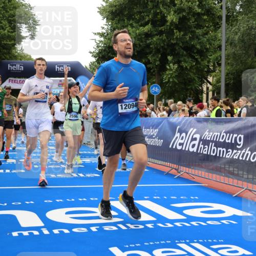 29.06.2025 - hella hamburg halbmarathon Strokosch-Dieckow http://msf.ph/oto/8370580 29.06.2025 10:49:31 Ziel 1342, 1476, 2504, 2516, 2592, 2596, 2878, 2889, 2937, 5705, 5978, 8437, 8689, 8813, 9038, 9463, 9649, 11339, 11340, 11679, 11779, 11977, 12094, 12670, 13233, 13269, 14562, 14838, 15392, 15784, 15857, 15894, 15966, 16114, 16592, 16738, 16891, 17001, 18476, 18887, 18960 meine-sportfotos.de