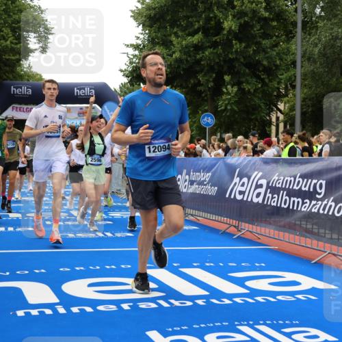 29.06.2025 - hella hamburg halbmarathon Strokosch-Dieckow http://msf.ph/oto/8370595 29.06.2025 10:49:31 Ziel 1342, 1476, 2504, 2516, 2592, 2596, 2878, 2889, 2937, 5705, 5978, 8437, 8689, 8813, 9038, 9463, 9649, 11339, 11340, 11679, 11779, 11977, 12094, 12670, 13233, 13269, 14562, 14838, 15392, 15784, 15857, 15894, 15966, 16114, 16592, 16738, 16891, 17001, 18476, 18887, 18960 meine-sportfotos.de