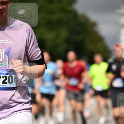 29.06.2025 - hella hamburg halbmarathon Dr. Thomas Lammeyer http://msf.ph/oto/8370628 29.06.2025 10:19:42 Kennedybrücke 1440, 2076, 2140, 2494, 2720, 2989, 3167, 3417, 4007, 4466, 5423, 6376, 6576, 7897, 7941, 7942, 8885, 9192, 9307, 9556, 9657, 9847, 10108, 10608, 10963, 11303 meine-sportfotos.de